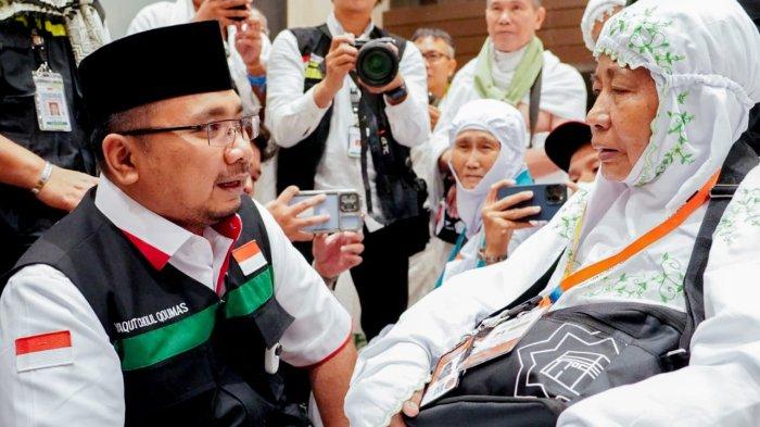 Menteri_Agama,_Yaqut_Qholil_Qoumas_saat_bertemu_Jamaah_Haji_Lansia__IST_JAMBIONE1.jpg