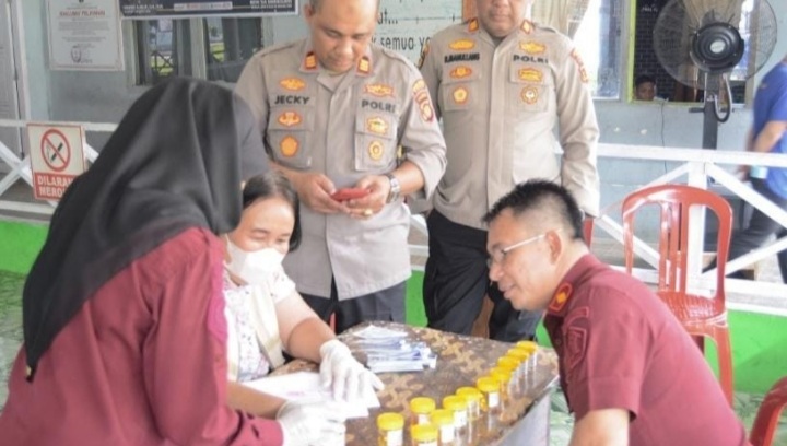 Konsisten Bersih dari Narkoba, Lapas Muara Tebo Lakukan Tes Urine bagi Petugas dan Warga Binaan