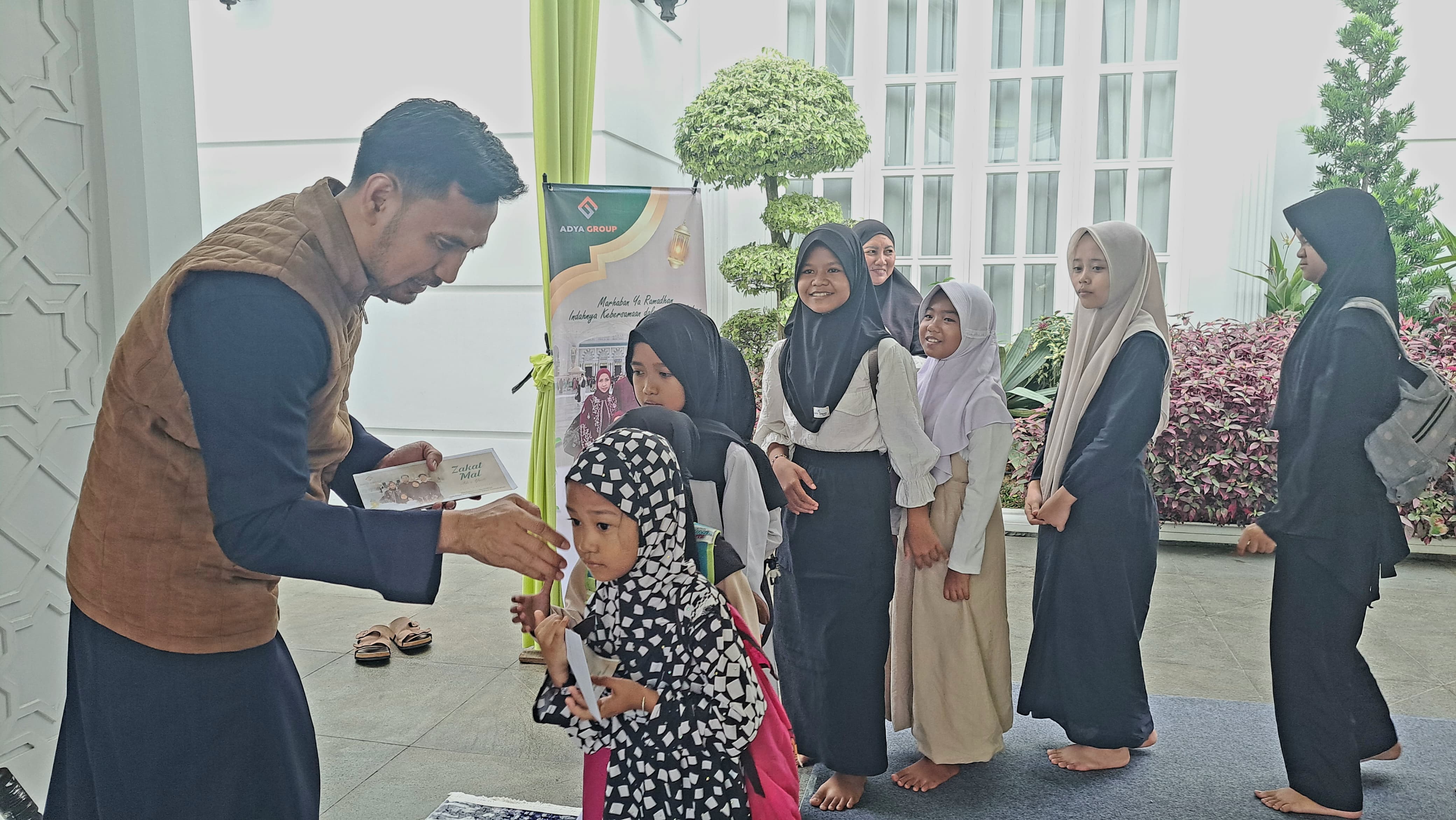 Santunan 2.000 Yatim dan Duafa Terus Mengalir, Ade Erlanda dan Nur Aprianti Sebut Ini Tentang Doa yang Diharapkan Mengetuk Pintu Langit