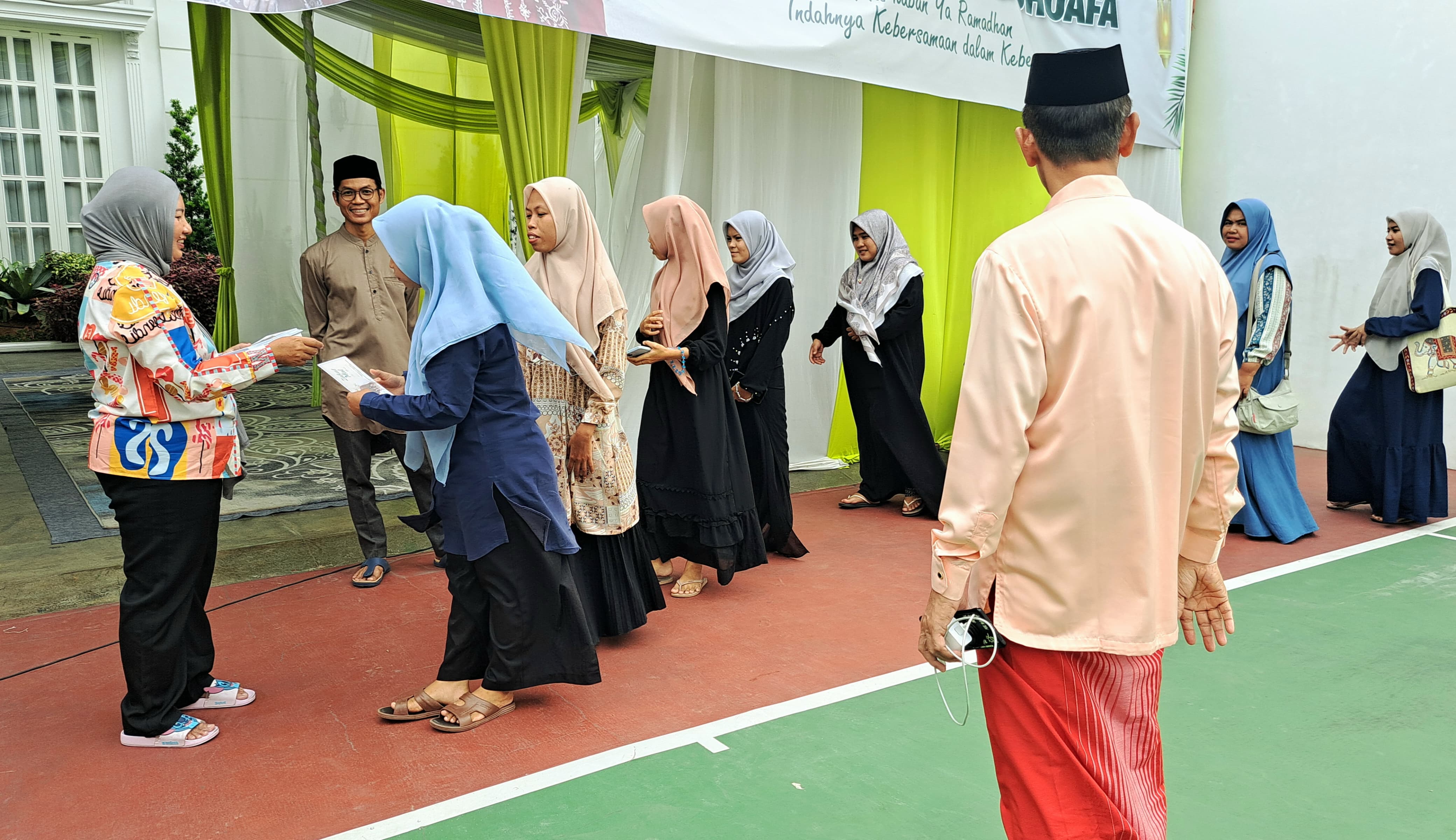 Ini Potret Kedermawanan Keluarga Ade Erlanda dan Nur Apriyanti Selama Sembilan Hari Beruntun di Bulan Ramadhan