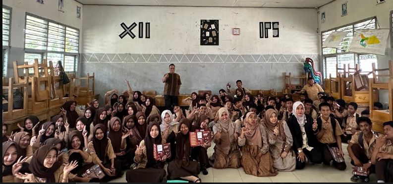 DPRD Ade Erma Suryani Dorong Pelajar Muaro Jambi Berani Kuliah