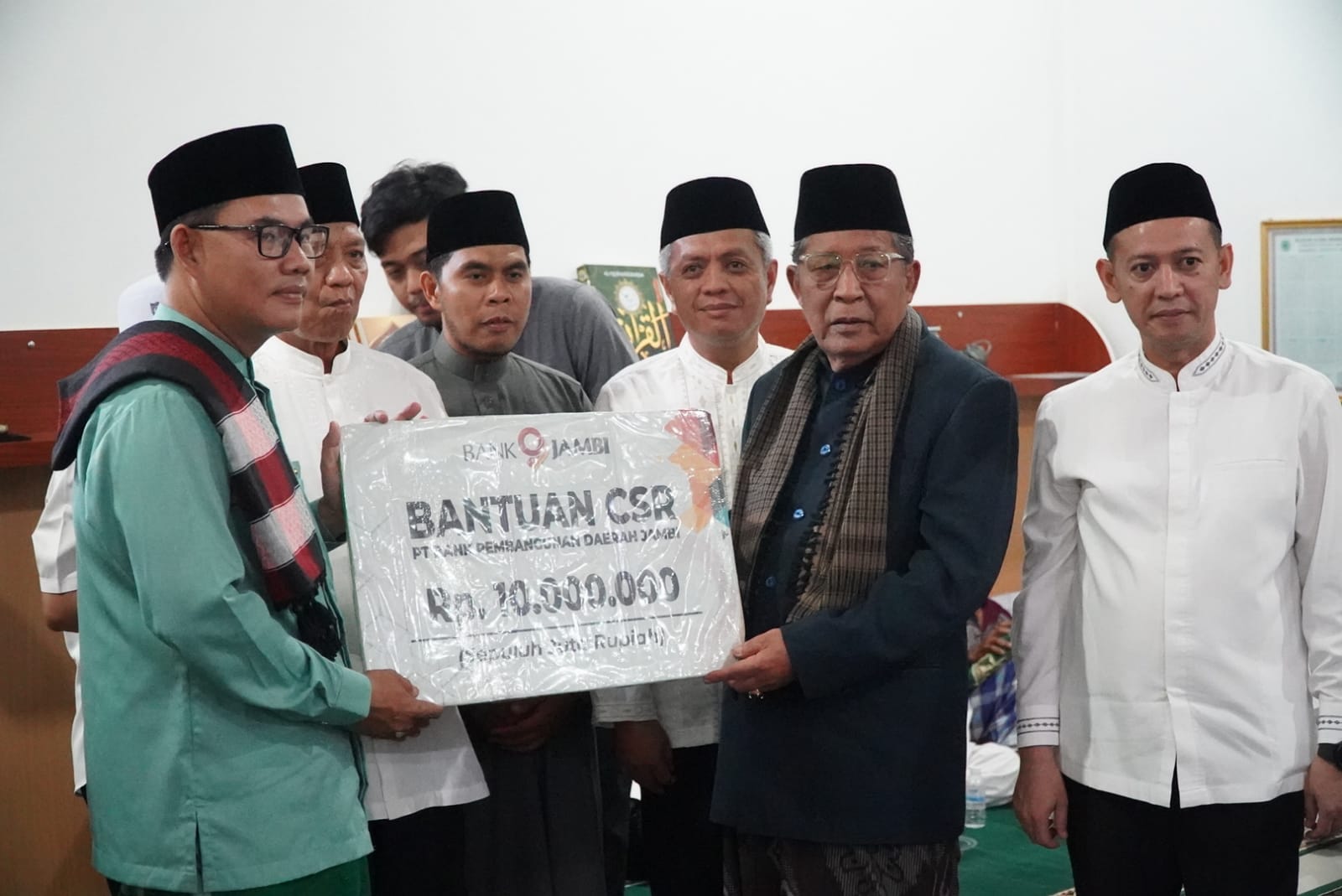 Safari Ramadhan di Tanjab Timur, Wagub Sani Serahkan Bantuan Stunting, CSR Hingga BAZNAS