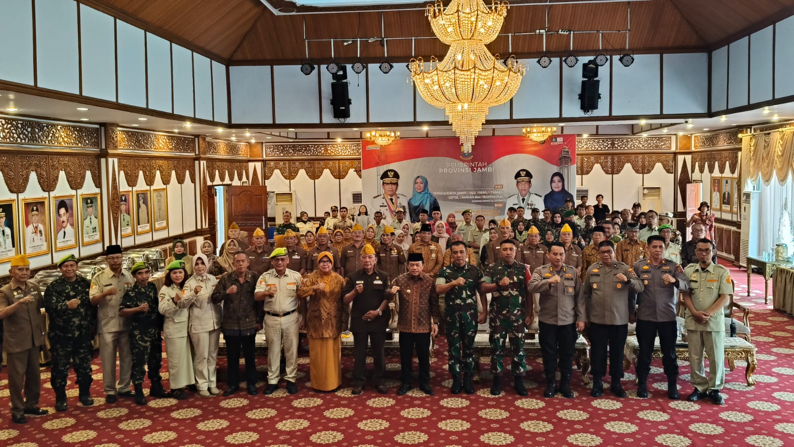 Gubernur Al Haris Serahkan Mobil Operasional untuk Veteran Jambi