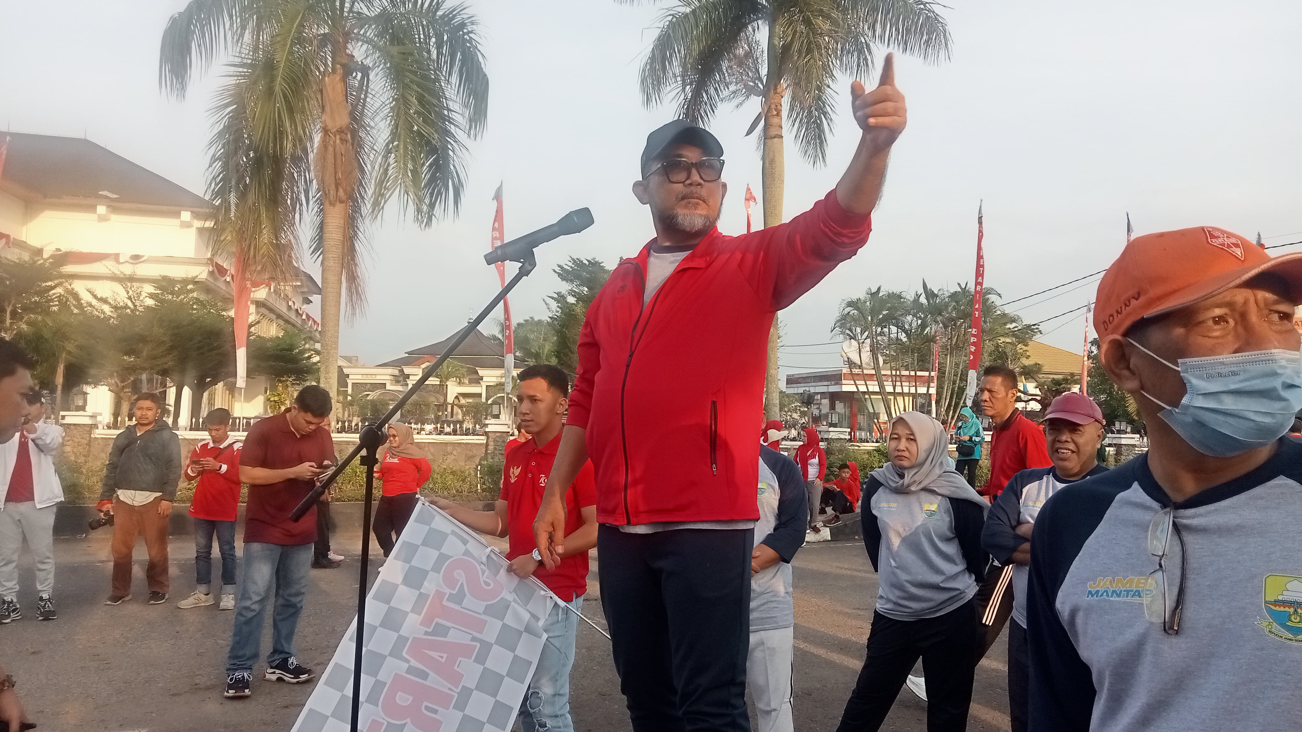 Sekda Sudirman Lepas Jalan Santai HUT Kemerdekaan RI