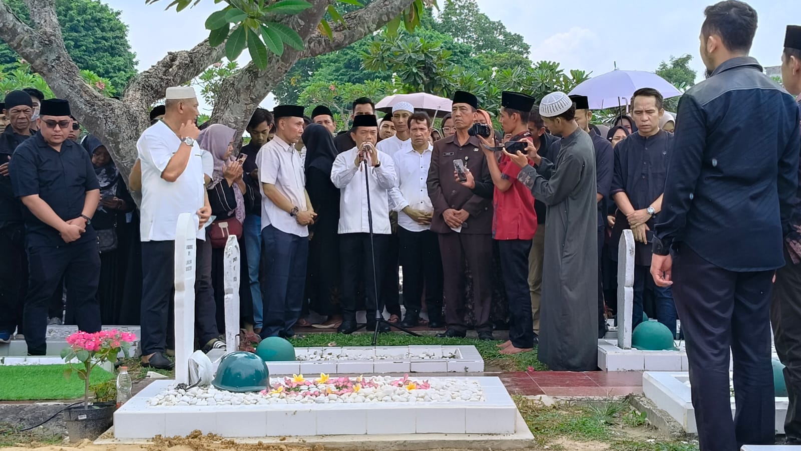 Al Haris Antar Jenazah Rektor UIN Jambi Alm Prof Asad Isma ke Pemakaman
