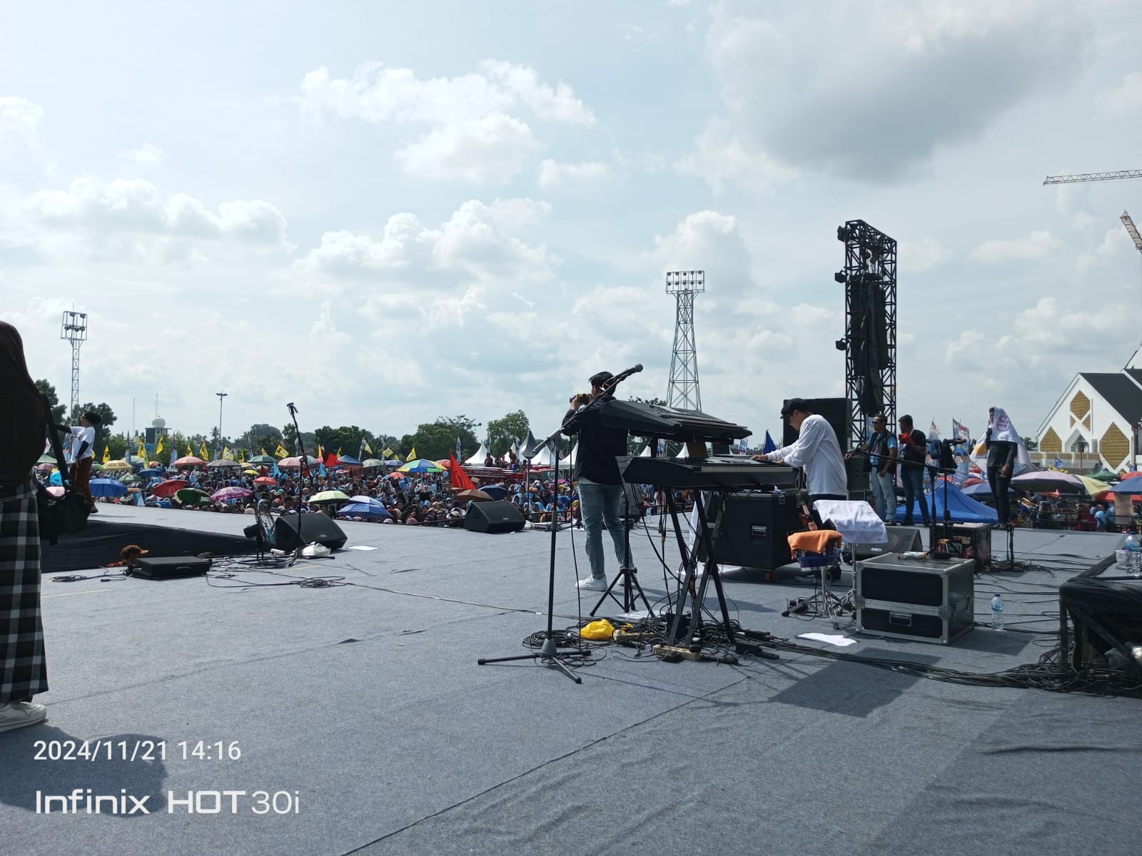 Ribuan Massa Mulai Padati Kampanye Akbar Paslon Nomor Urut 2 Haris-Sani