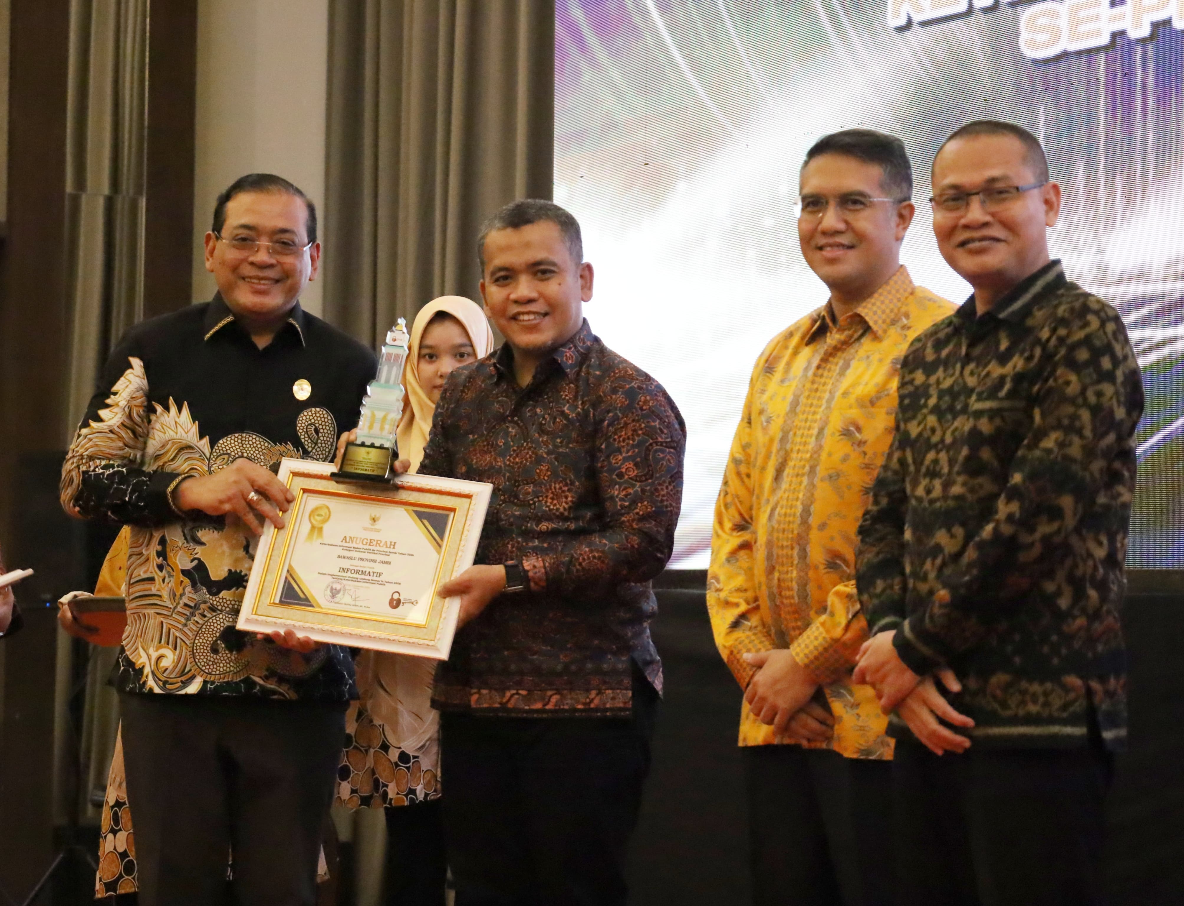 Bawaslu Borong Predikat Informatif dalam Malam Penganugerahan Keterbukan Informasi Badan Publik se-Provinsi Jambi 2024