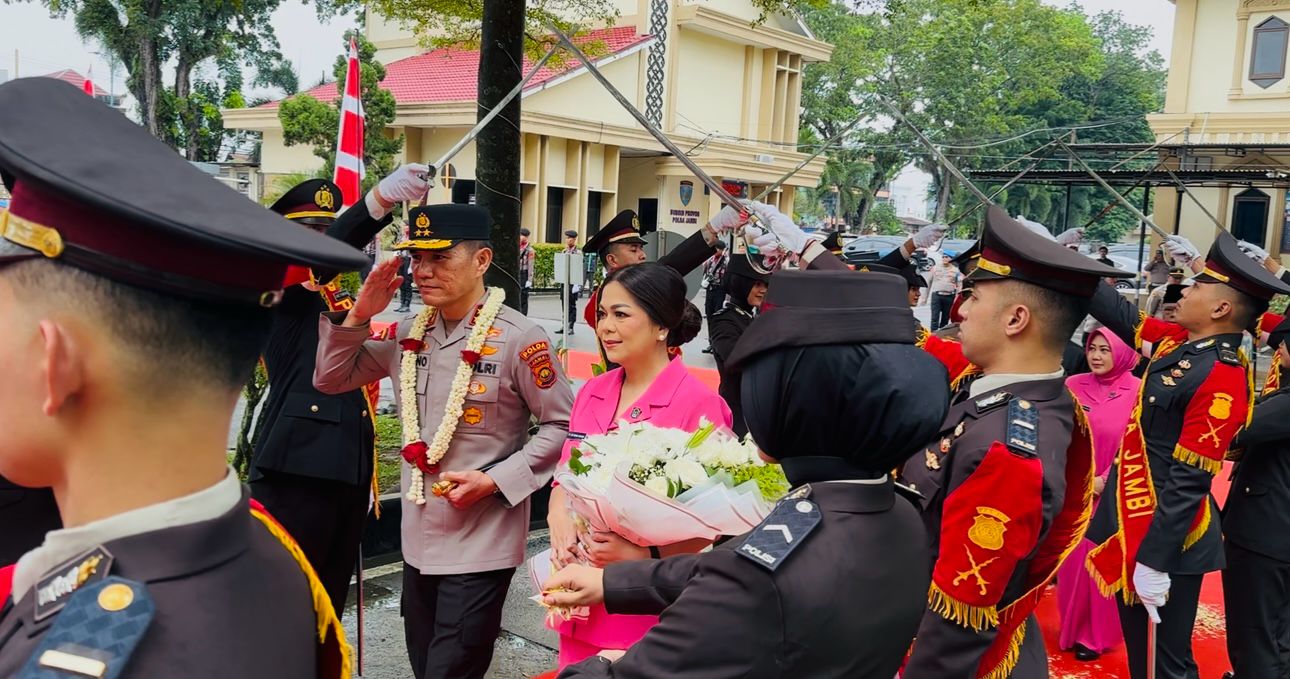 Irjen Pol Krisno H Siregar Tiba di Mapolda Jambi, Disambut Irjen Pol Rusdi Hartono serta Tradisi Pedang Pora