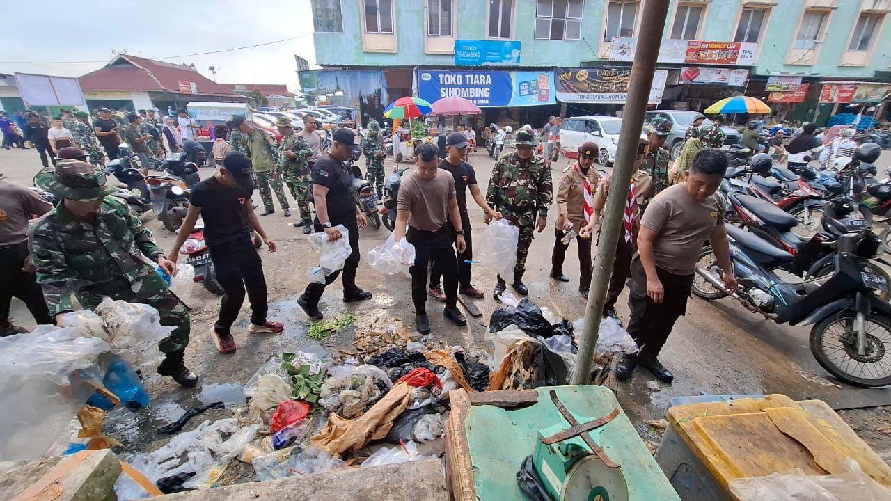 TNI-Polri Bersinergi Jaga Lingkungan, Ditpolairud Polda Jambi Ikut Sukseskan Karya Bhakti Kodim 0415 Jambi di Pasar Angso Duo
