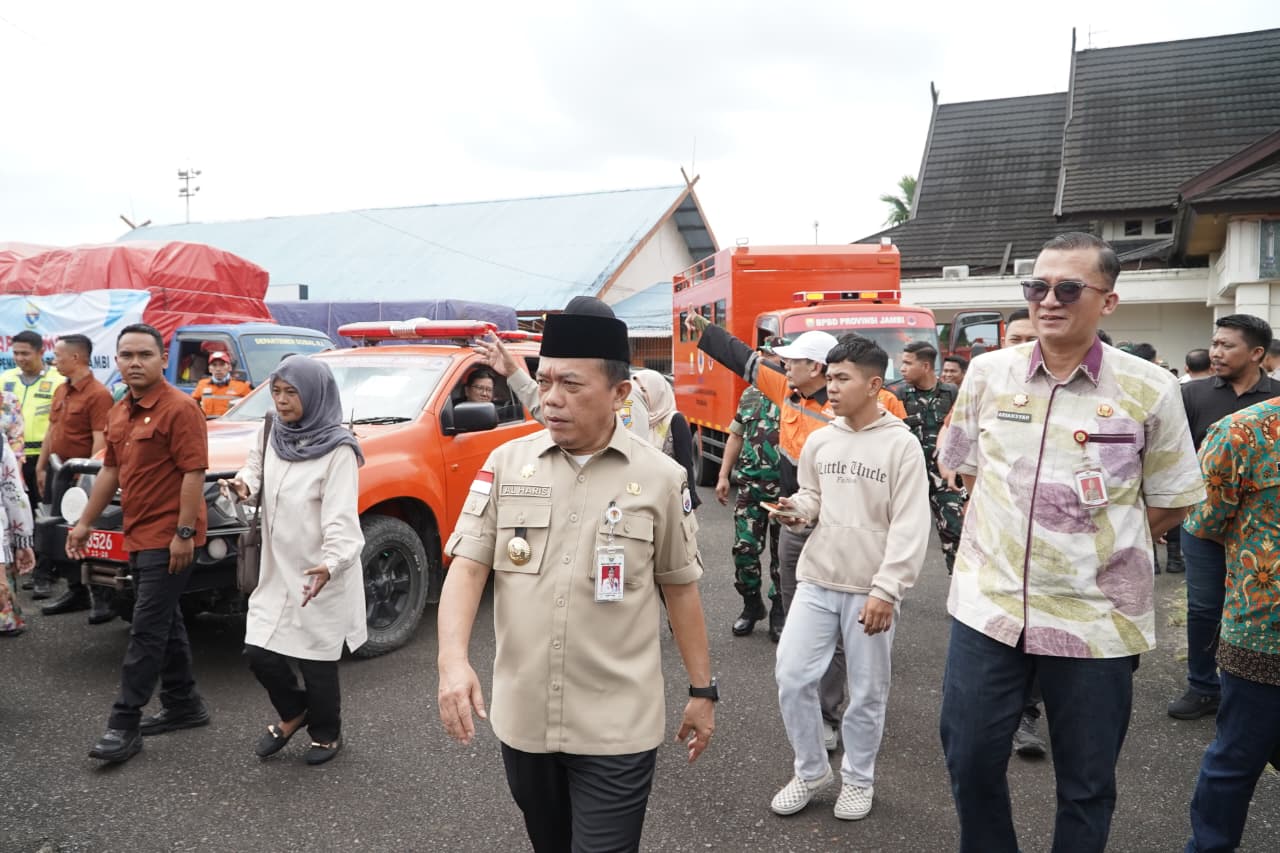 Gubernur Al Haris Lepas Bantuan Kemanusiaan Bencana Sumatera dengan Total Rp 4,5 Miliar