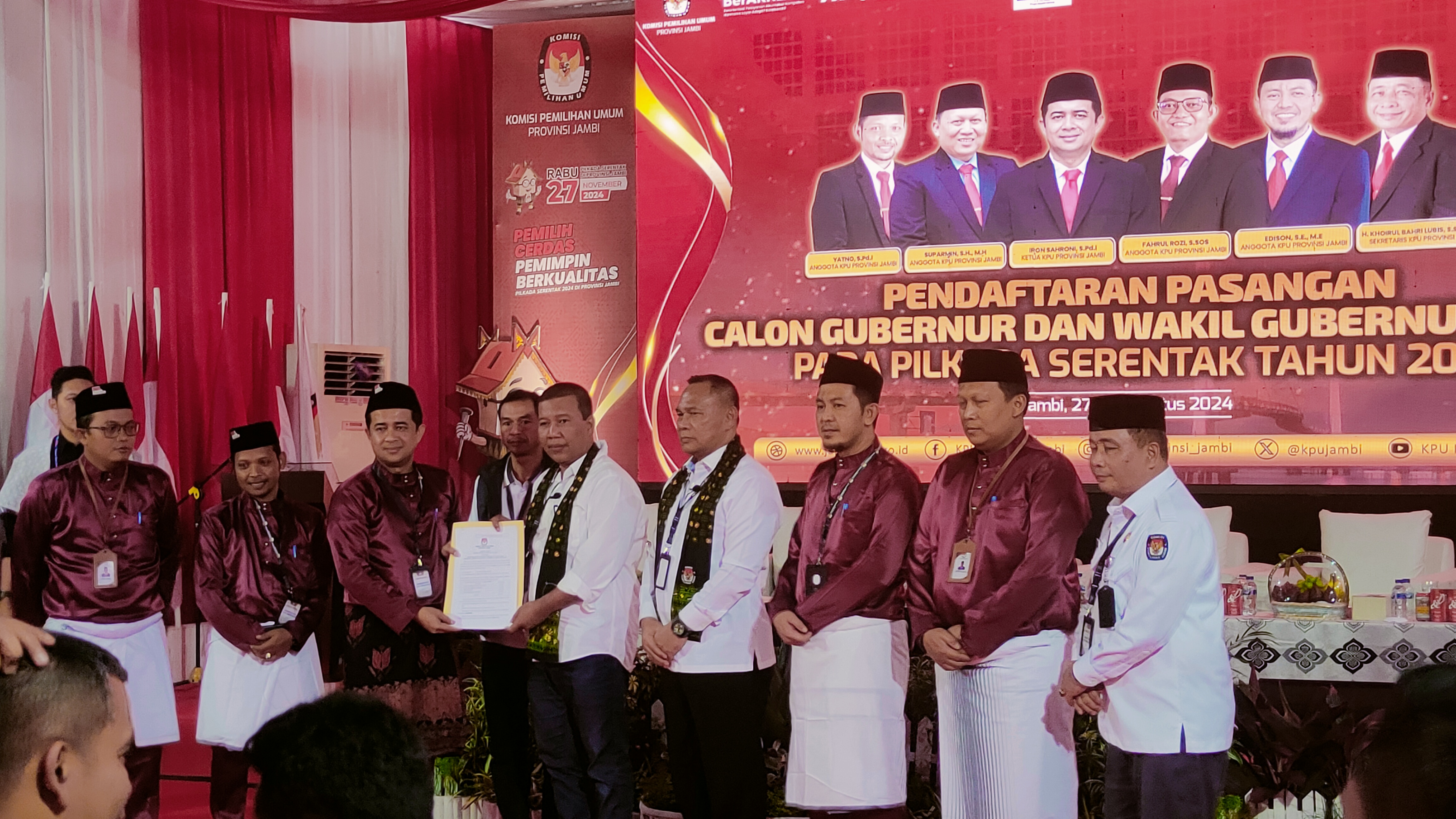 KPU Nyatakan Berkas Pendaftaran Romi-Sudirman Lengkap, Romi: Saya Siap Hibahkan Diri untuk Masyarakat Jambi