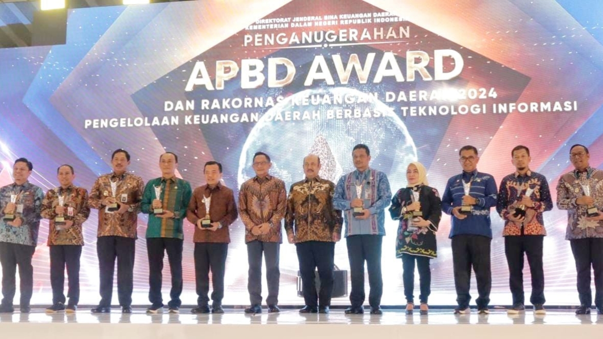 Gubernur Al Haris Terima Penghargaan APBD Awards Tahun 2024 dari Kemendagri