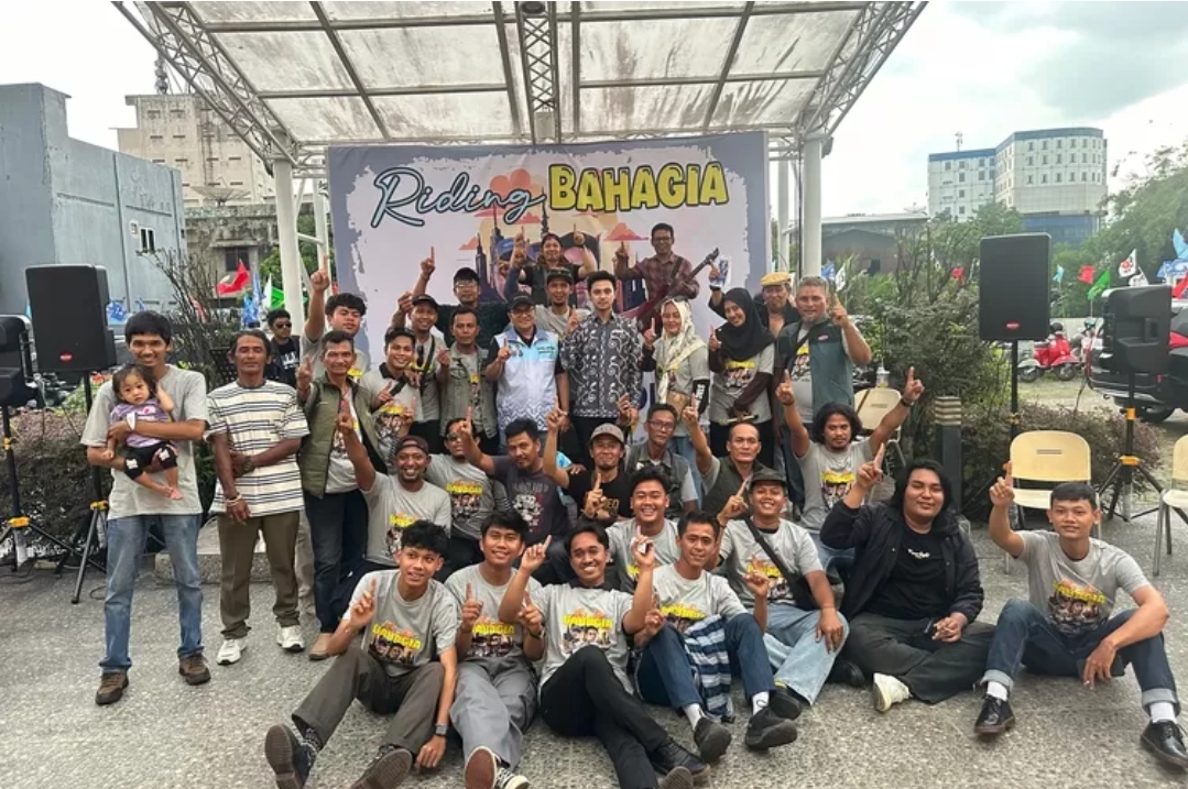 Dr. Maulana Gelar Dialog Interaktif dengan Komunitas Vespa, Lantik Relawan Vespana untuk Kemenangan Maulana - Diza