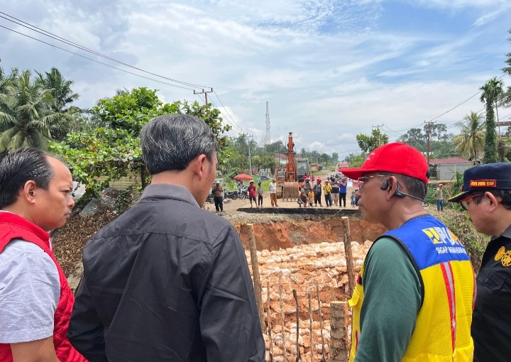 Cek Pemasangan Jembatan Bailey di Jalan Putus Jujuhan, Anggota DPR RI Edi Purwanto sebut  Tonase Maksimal 20 Ton