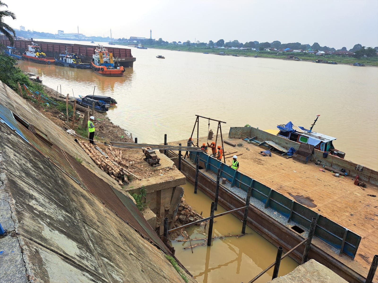 Tumpahan Minyak Diduga Dari Tongkang Batu Bara, Intake Sijenjang Perumdam Tirta Mayang Berhenti Beroperasi