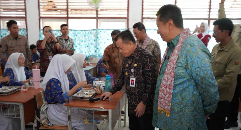 Gubernur Al Haris Dampingi Wamen PAN-RB Tinjau Pelaksanaan Program Makan Bergizi Gratis di SMAN 10 Jambi