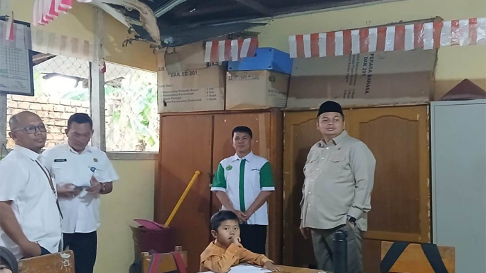 Plafon Rusak dan Bocor, Ketua DPRD Kemas Faried Desak Perbaikan SDN 96 Kota Jambi