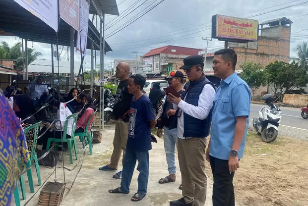 Kadis Kominfo Bersama Ketua DPRD Provinsi Jambi Pantau Perhitungan Suara di TPS 3 Muara Bulian